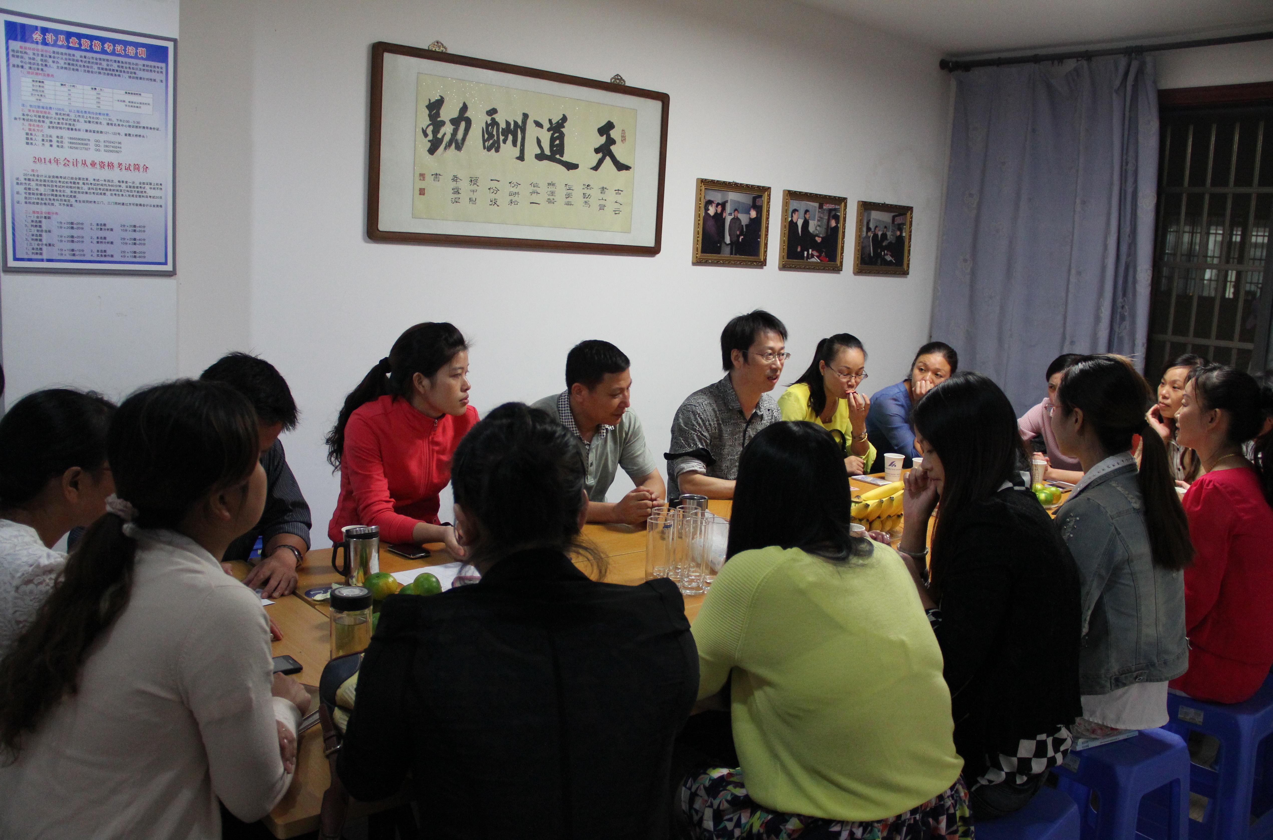 座談會(huì )上師生們在進(jìn)行學(xué)與教的經(jīng)驗交流